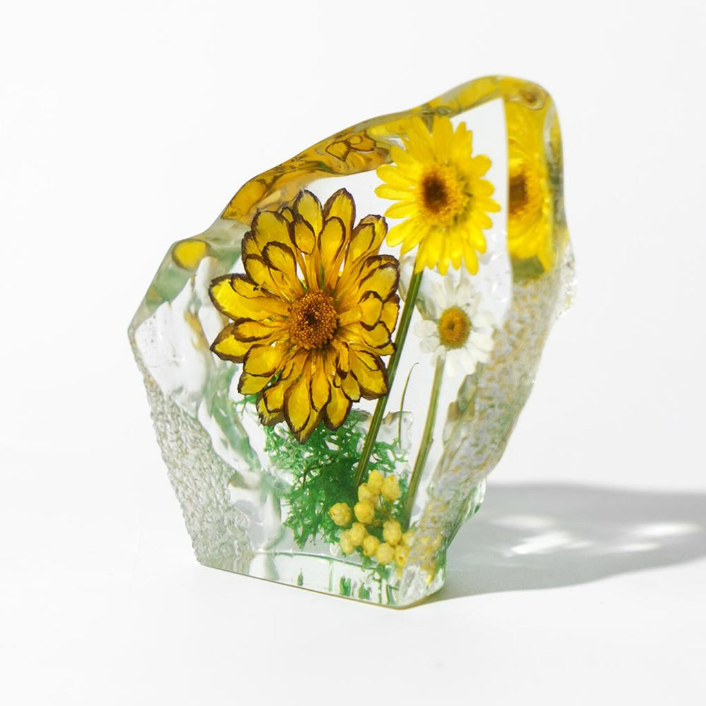 Blütenobjekt „Roman Holiday“ in Harz – 7,6 × 7,6 × 2,5 cm – Ansicht 2