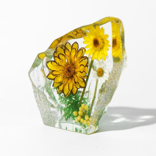 Blütenobjekt „Roman Holiday“ in Harz – 7,6 × 7,6 × 2,5 cm – Ansicht 2