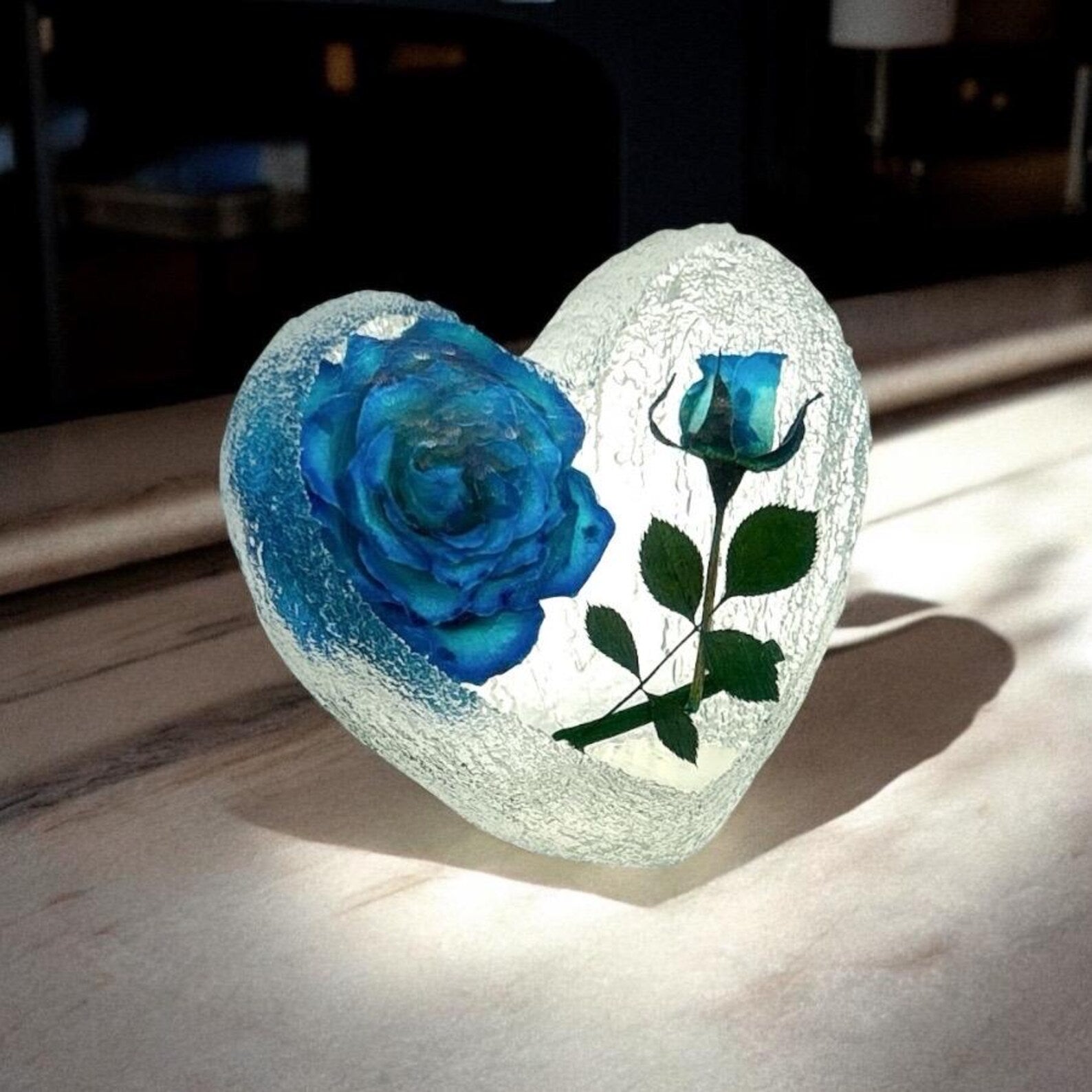 Blaue Rose in Harz – Schreibtischdekoration – Ansicht 2
